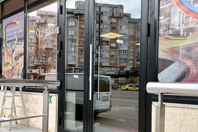 Ușă PVC sau aluminiu montată de Business Plast Solutions în Iași